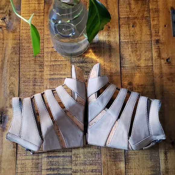 🔥CLEARANCE🔥Hk by Heidi Klum Cadence Caged Wedges - Picture 2 of 8